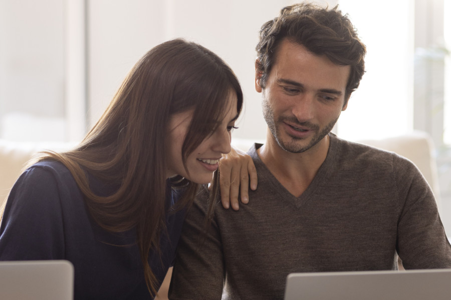 casal computador analisar finanças